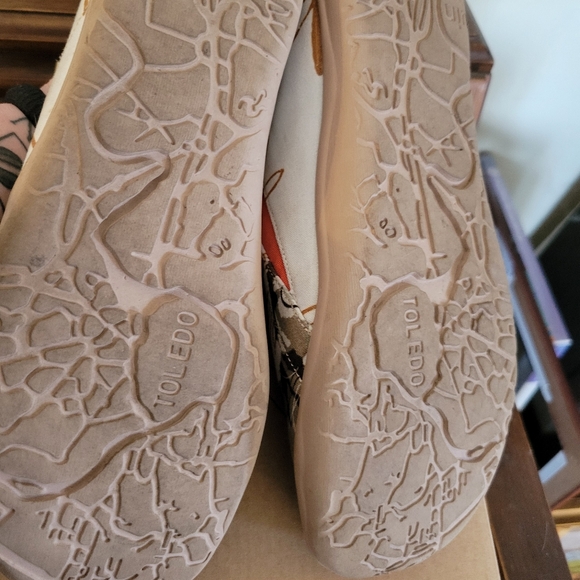 UIN Women's Sneakers - Cat Design in Brown and Orange - Picture 7 of 7